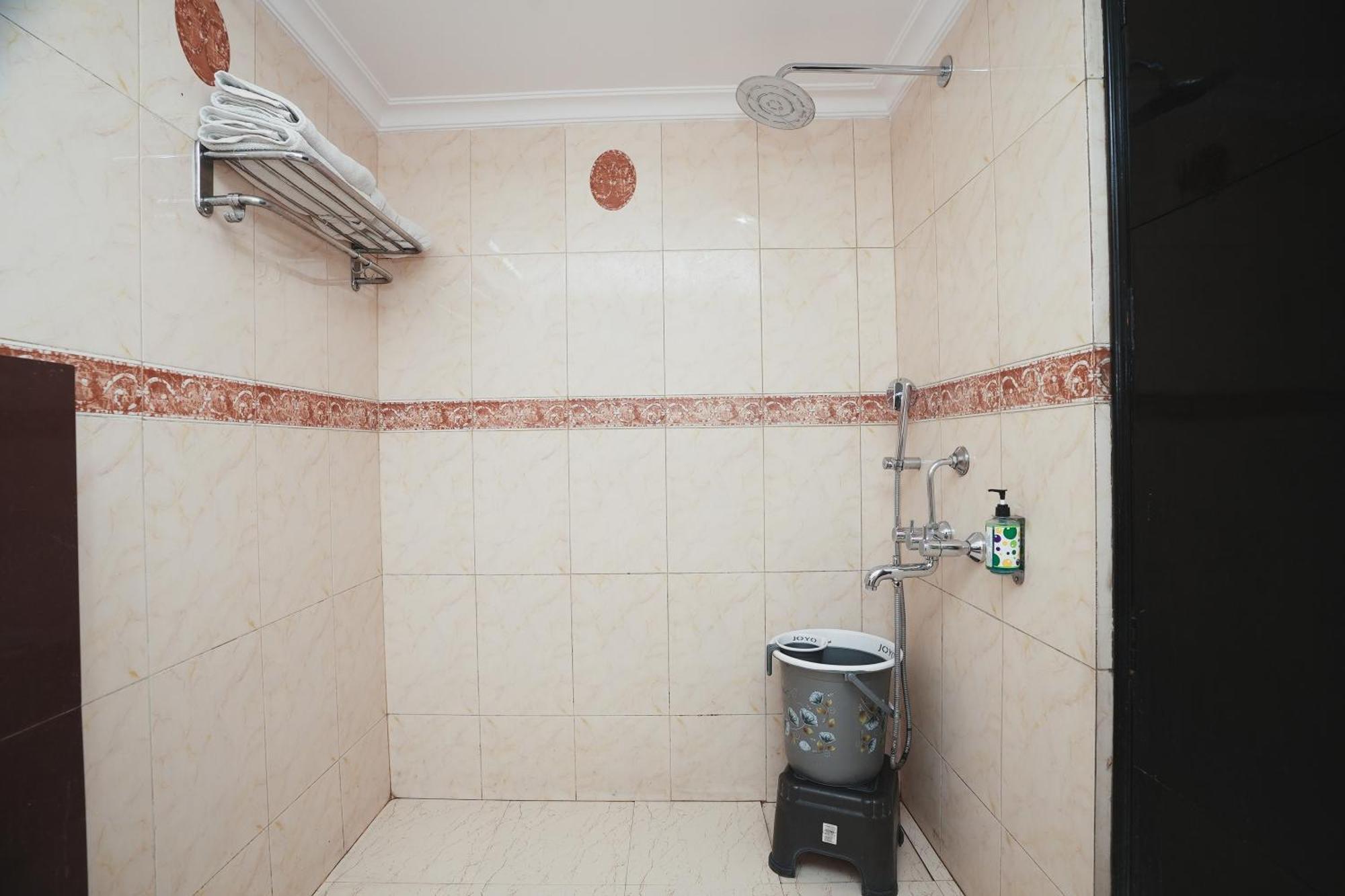 Hotel B Continental Делі Екстер'єр фото