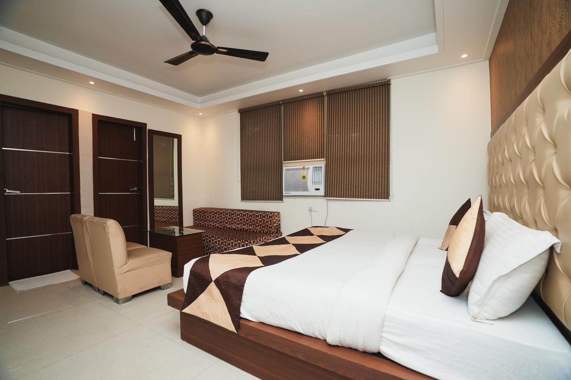 Hotel B Continental Делі Екстер'єр фото