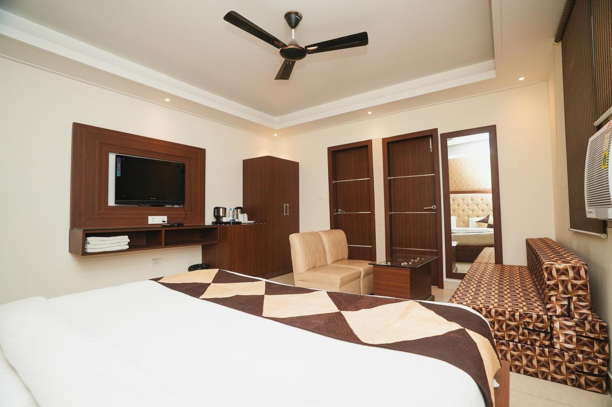 Hotel B Continental Делі Екстер'єр фото