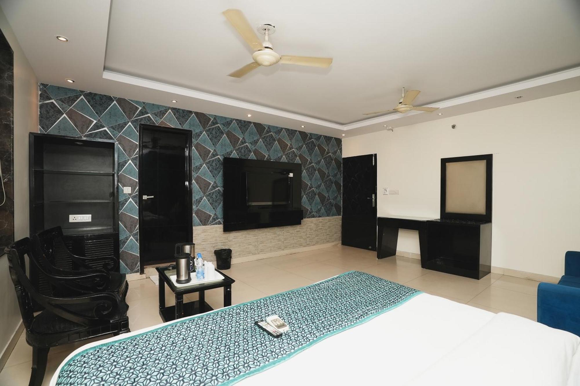 Hotel B Continental Делі Екстер'єр фото