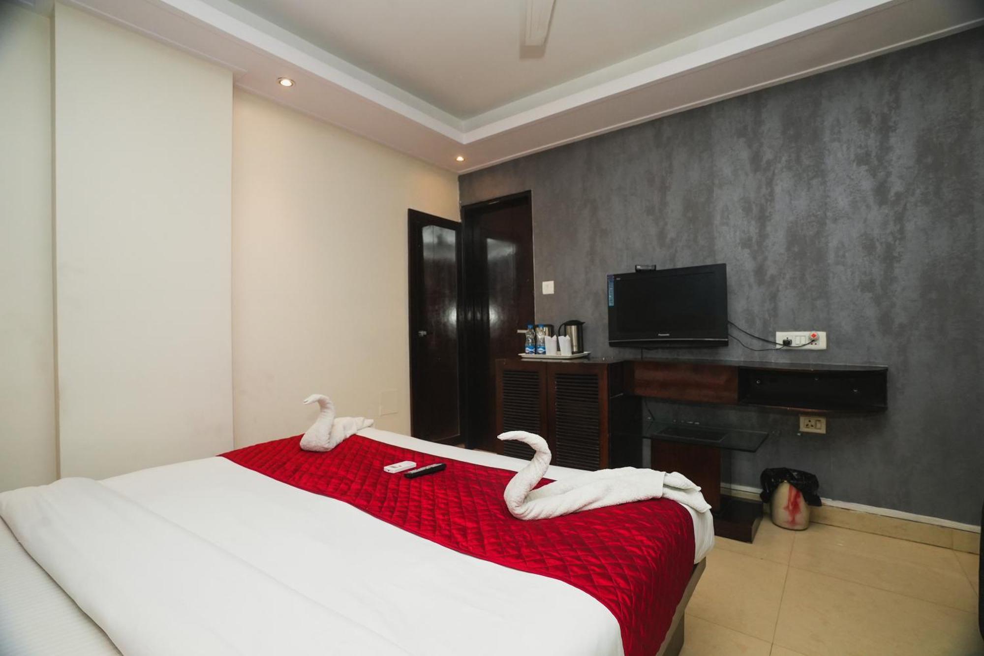 Hotel B Continental Делі Екстер'єр фото