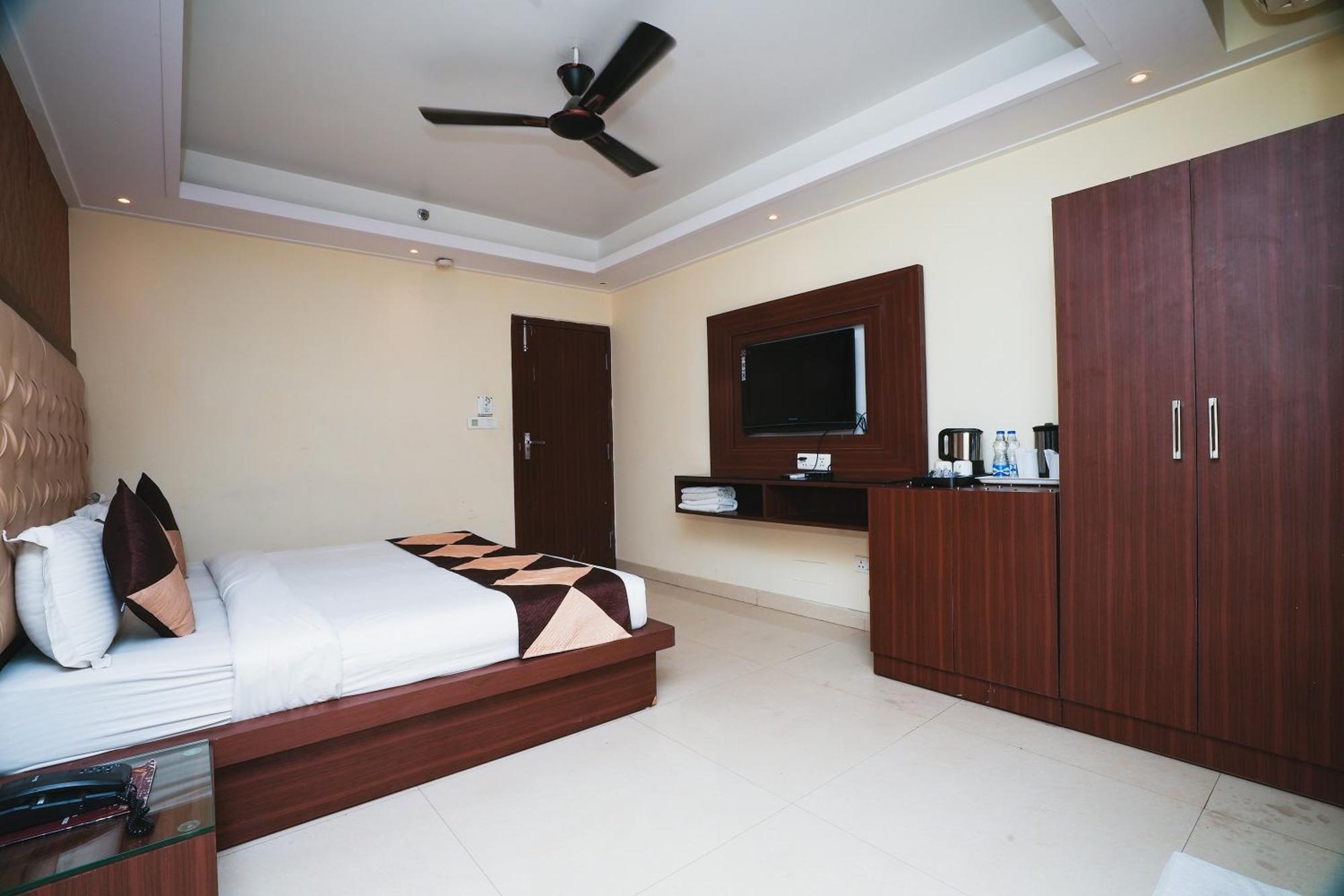 Hotel B Continental Делі Екстер'єр фото