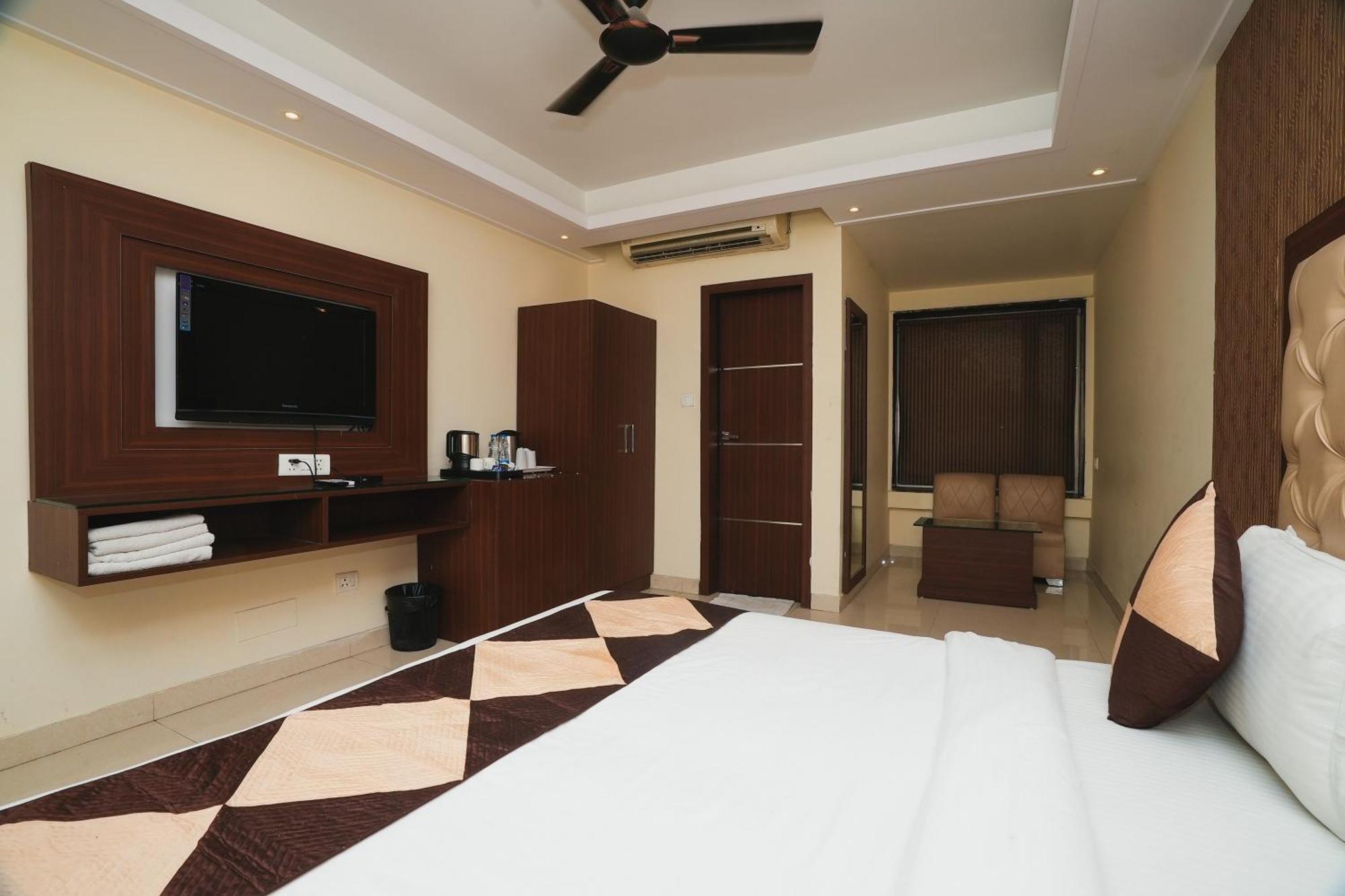 Hotel B Continental Делі Екстер'єр фото