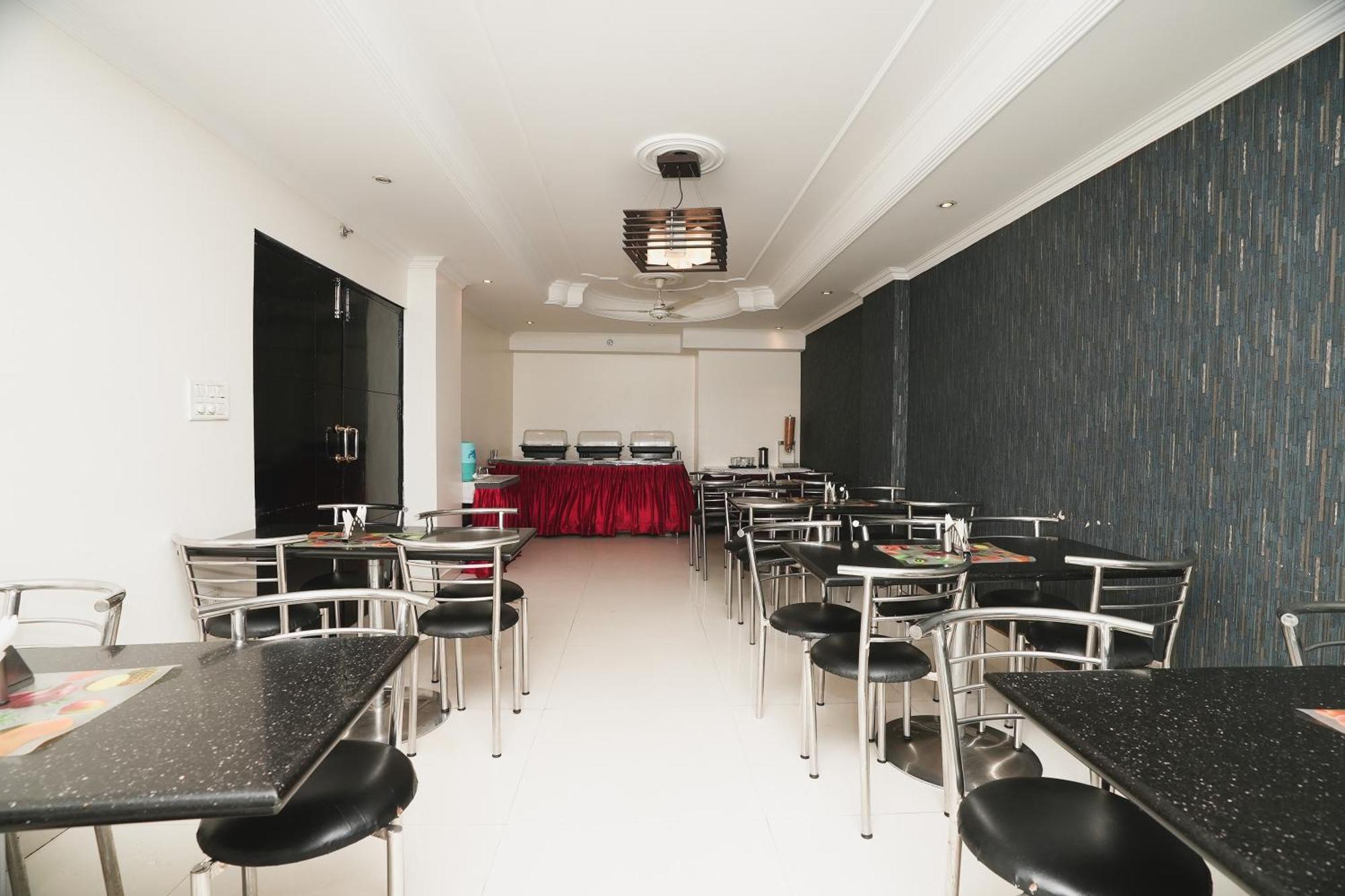 Hotel B Continental Делі Екстер'єр фото