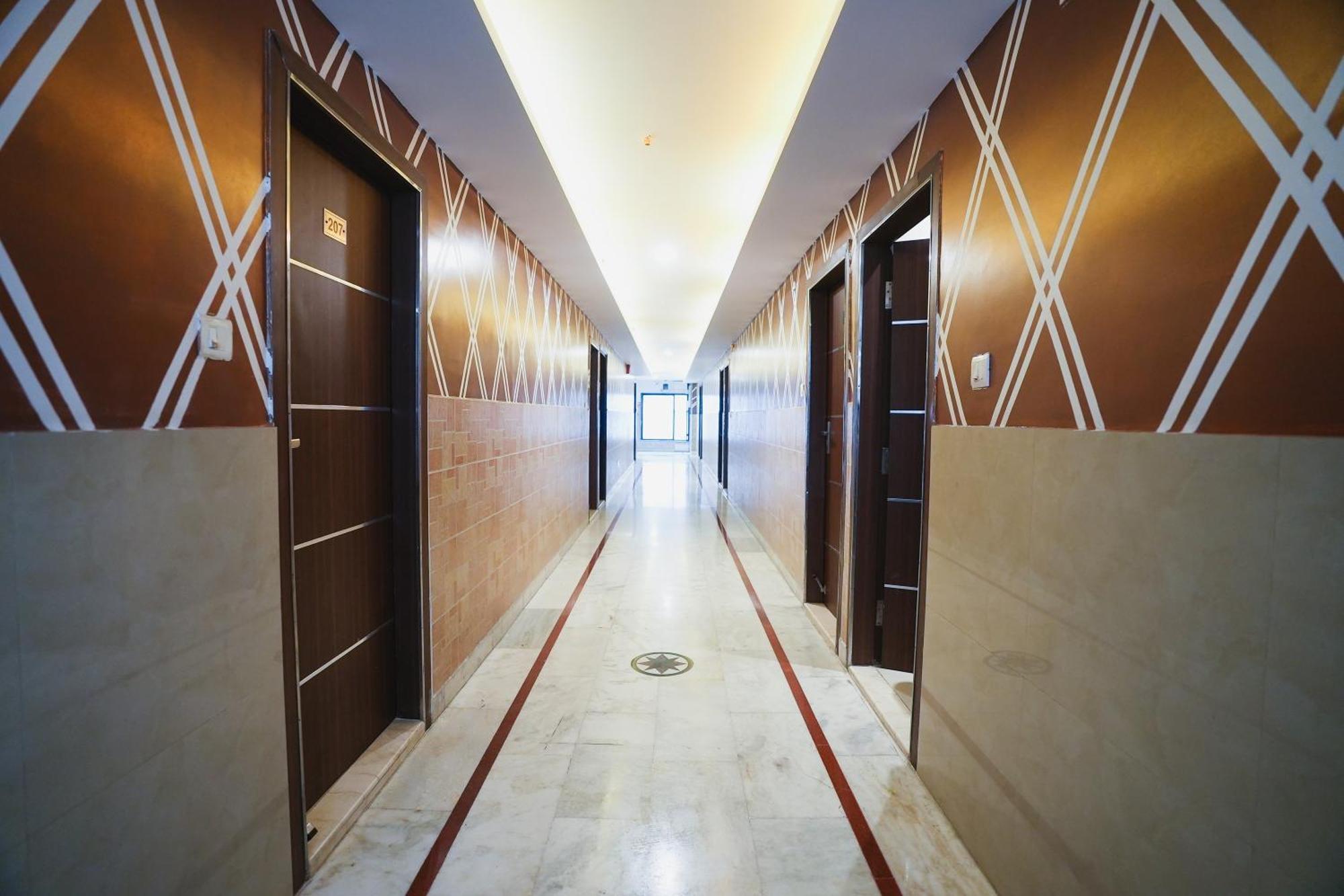 Hotel B Continental Делі Екстер'єр фото