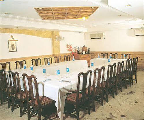 Hotel B Continental Делі Зручності фото