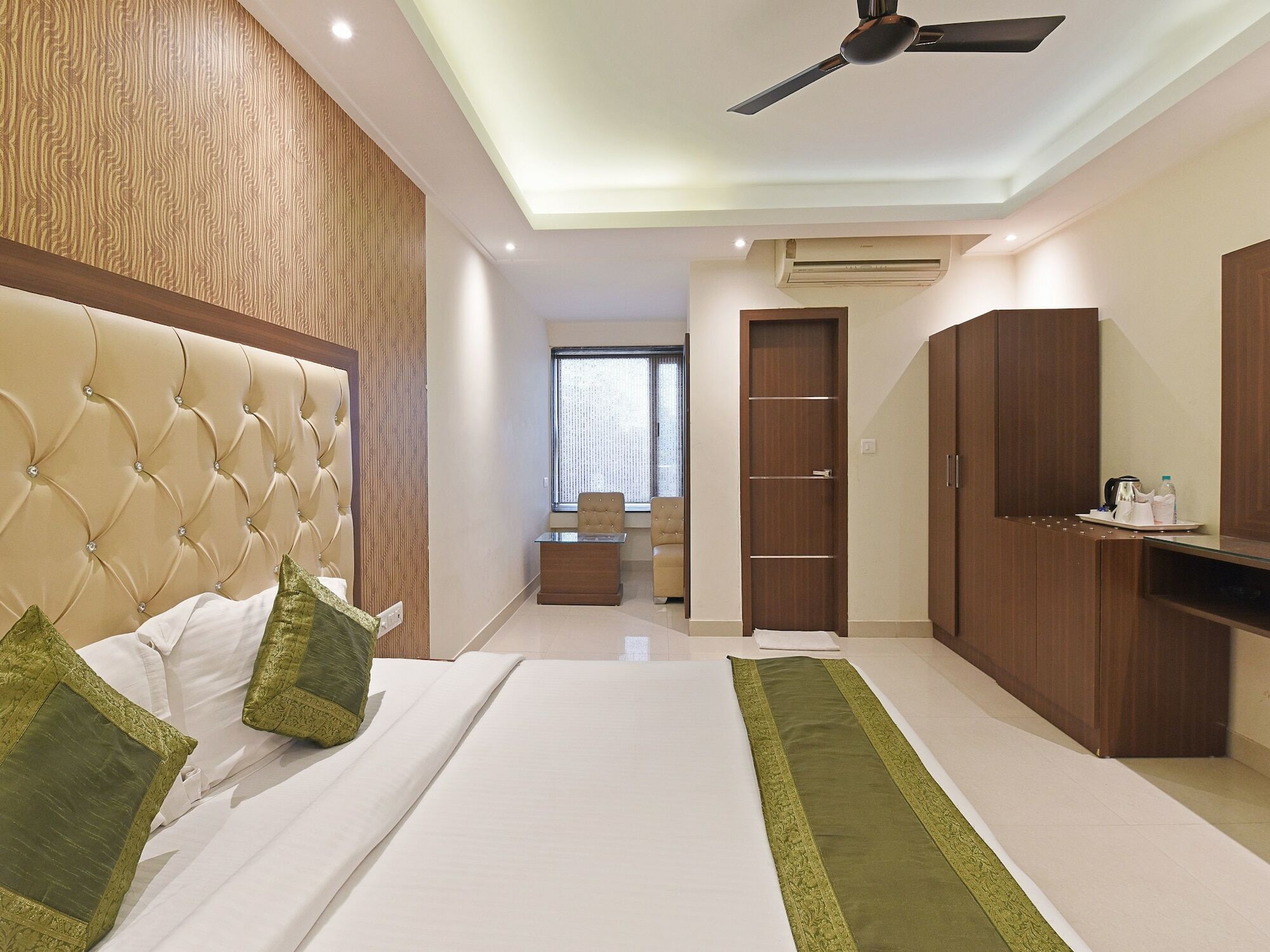 Hotel B Continental Делі Екстер'єр фото