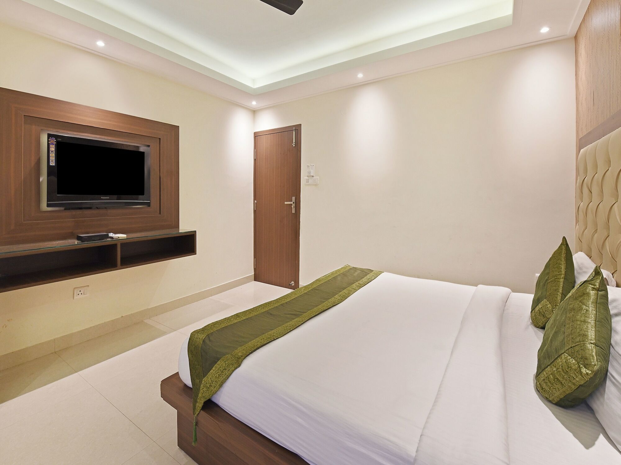 Hotel B Continental Делі Екстер'єр фото